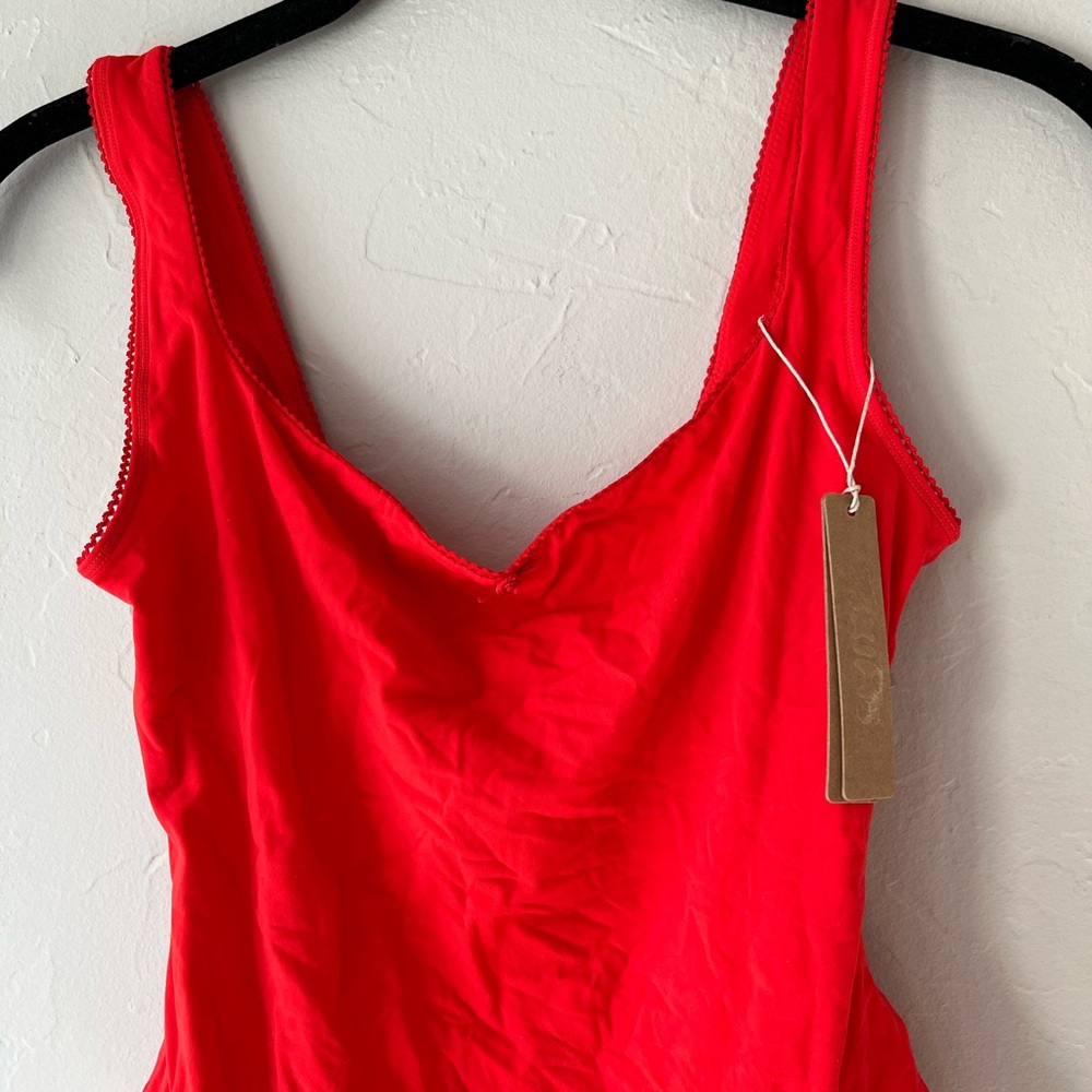 SKIMS Fits Everybody Red Picot Trim Bodysuit - Picture 3 of 8